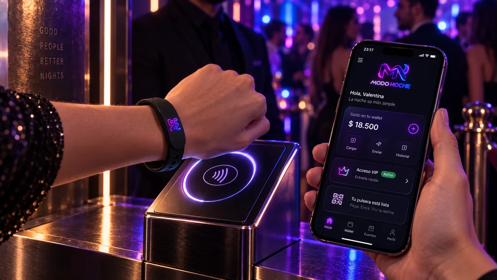Pulsera de silicona negra junto a un lector NFC y una pantalla de la app